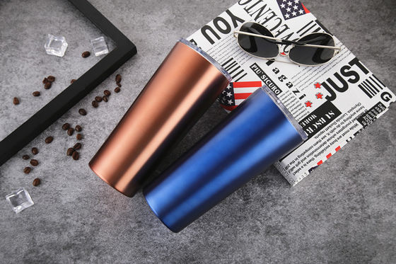 o gelo de aço inoxidável azul vermelho da secadora de roupa do café 17oz/bebida quente agride com palhas
